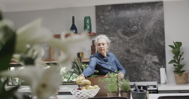 Χαρούμενη Λευκή Γυναίκα Ξεπακετάρει Λαχανικά Και Φρούτα Στην Κουζίνα Αργή — Αρχείο Βίντεο