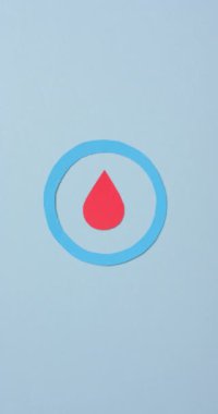 Mavi arka planda kan damlalarının dikey videosu, yavaş çekim. Kan şekeri, Diyabet ve Sağlık Bilinci.