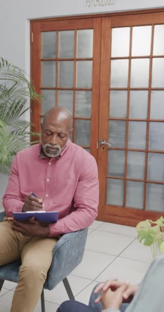 Pionowe Wideo Różnych Męskich Terapeutów Pacjentek Rozmawiających Podczas Terapii Zwolnione — Wideo stockowe