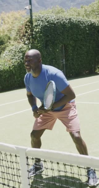 Κατακόρυφο Βίντεο Ενός Ευτυχισμένου Αφροαμερικανού Που Παίζει Τένις Στο Γήπεδο — Αρχείο Βίντεο