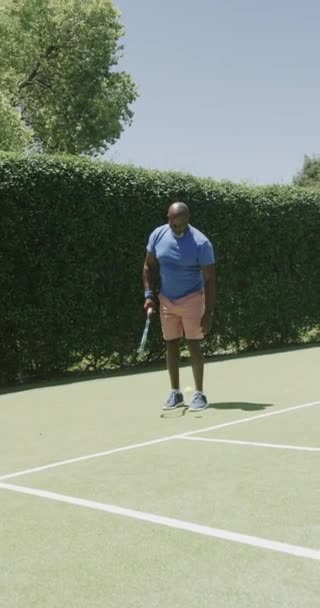 Κατακόρυφο Βίντεο Ενός Ευτυχισμένου Αφροαμερικανού Που Παίζει Τένις Στο Γήπεδο — Αρχείο Βίντεο