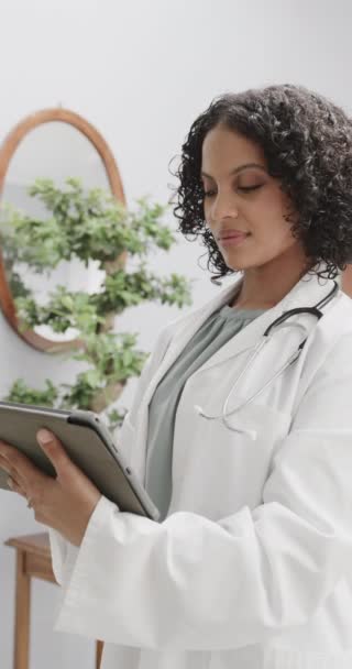 Video Vertikal Potret Dokter Perempuan Birasial Menggunakan Tablet Gerakan Lambat — Stok Video