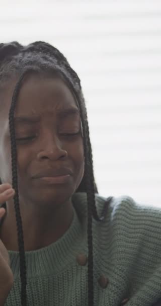 Вертикальное Видео Грустной Африканской Девочки Подростка Плачущей Замедленной Съемке Семейная — стоковое видео