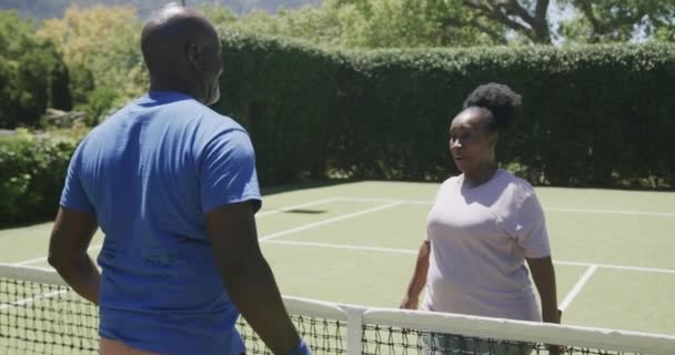 Ευτυχισμένο Ζευγάρι Αφροαμερικανών Που Παίζουν Τένις Και Αγκαλιάζονται Στο Γήπεδο — Αρχείο Βίντεο