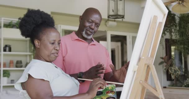 Feliz Casal Afroamericano Sênior Pintando Câmera Lenta Passar Tempo Qualidade — Vídeo de Stock