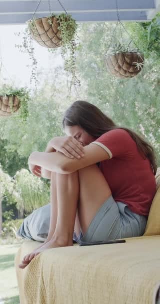 Вертикальное Видео Грустной Белой Девочки Подростка Плачущей Замедленной Съемке Семейная — стоковое видео