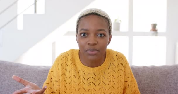 Egy Boldog Afro Amerikai Portréja Akinek Videóhívása Van Nappaliban Lassított — Stock videók