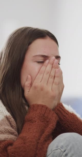 Video Vertikal Dari Gadis Remaja Kaukasia Yang Sedih Menangis Dalam — Stok Video