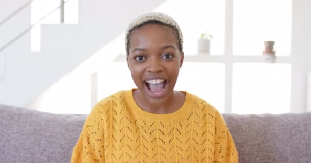 Egy Boldog Afro Amerikai Portréja Akinek Videóhívása Van Nappaliban Töltés — Stock videók