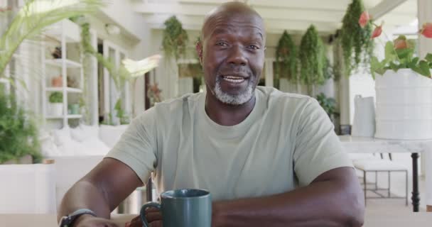 Portræt Glad Seniorafrikansk Mand Med Kaffe Der Har Videoopkald Slowmotion – Stock-video
