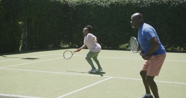 Szczęśliwa Afrykańska Para Seniorów Grająca Tenisa Korcie Tenisowym Zwolnionym Tempie — Wideo stockowe