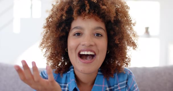 Retrato Mulher Biracial Feliz Tendo Videochamada Sala Estar Câmera Lenta — Vídeo de Stock