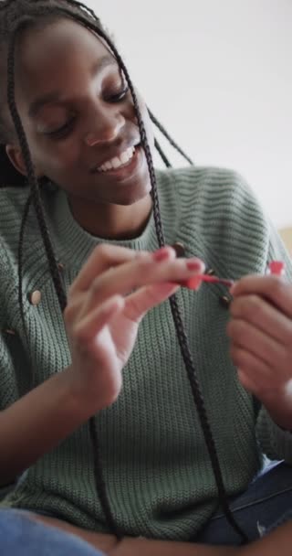 Vertikální Video Šťastné Afroamerické Dospívající Dívky Malující Nehty Zpomaleném Filmu — Stock video