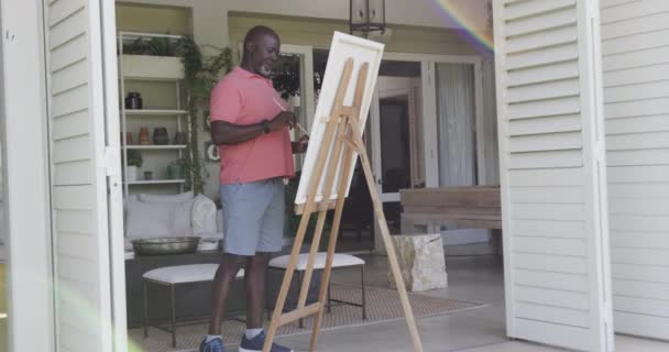 Feliz Homem Afro Americano Sênior Pintando Câmera Lenta Passar Tempo — Vídeo de Stock