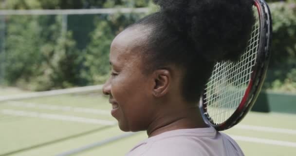 테니스 코트에서 동작으로 테니스 라켓을 할머니의 초상화 활동적 스포츠 — 비디오