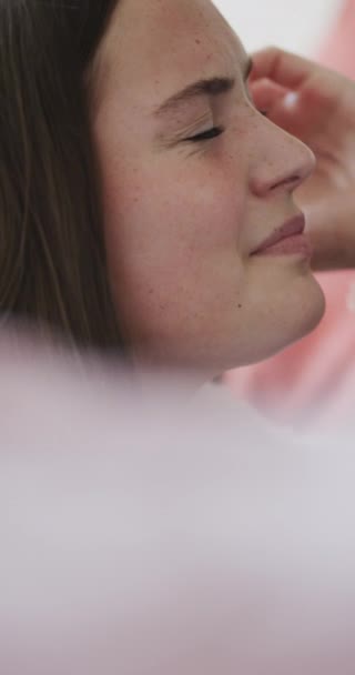 Вертикальное Видео Грустной Белой Девочки Подростка Плачущей Замедленной Съемке Семейная — стоковое видео