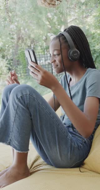 Vidéo Verticale Une Adolescente Afro Américaine Heureuse Écoutant Musique Ralenti — Video