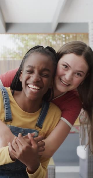 スローモーションで受け入れる幸せな多様な十代の女性の友人の肖像画の垂直ビデオ 家庭生活 ライフスタイル — ストック動画