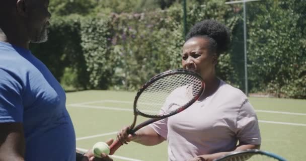 Szczęśliwa Afrykańska Para Rakietami Tenisowymi Rozmawiająca Korcie Tenisowym Zwolnionym Tempie — Wideo stockowe