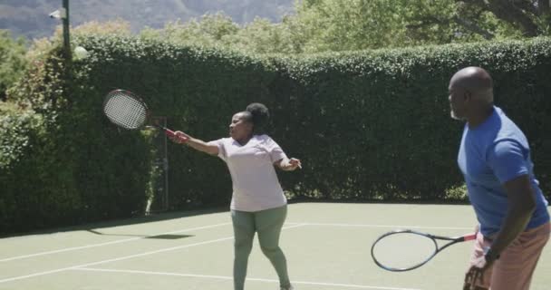 Ευτυχισμένο Ζευγάρι Αφροαμερικανών Που Παίζει Τένις Και Κολλά Στο Γήπεδο — Αρχείο Βίντεο