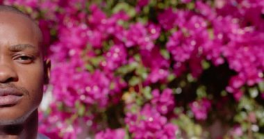 Kameraya bakıp gülümseyen, fotokopi çeken, ağır çekimde mutlu bir Afrikalı Amerikalının portresi. Düğün günü, evlilik ve kutlama..