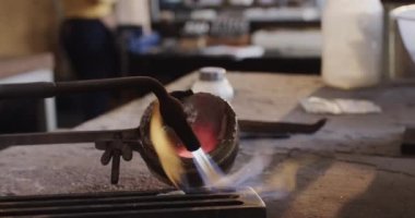 Ağır çekimde atölyede kaynak makinesiyle metali eritmeye çalış. Mücevher, zanaat ve küçük işletmeler..