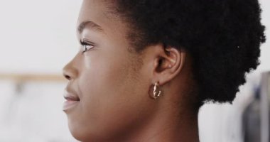 Ağır çekimde mutlu Afro-Amerikan kadın portresi