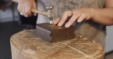 Stüdyoda yavaş çekimde mücevher şekillendiren beyaz kadın işçi. Mücevher, zanaat ve küçük işletmeler..