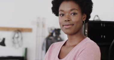 Mücevher atölyesinde ağır çekte çalışan mutlu Afrikalı Amerikalı kadın işçinin portresi. Mücevher, zanaat ve küçük işletmeler..