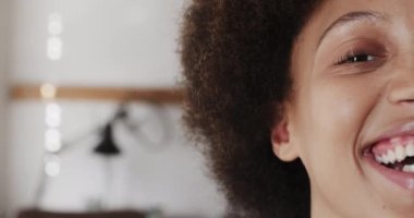 Mücevher atölyesinde ağır çekte çalışan mutlu bir kadın işçinin portresi. Mücevher, zanaat ve küçük işletmeler..