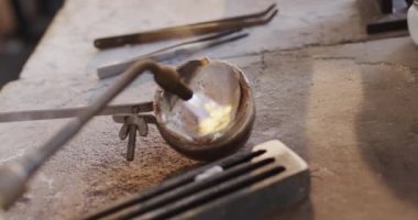 Stüdyoda kaynak makinesiyle eritme metalini yavaş çekimde kapat. Mücevher, zanaat ve küçük işletmeler..
