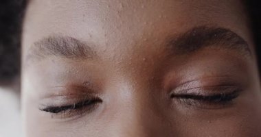 Ağır çekimde mutlu Afro-Amerikan kadın portresi