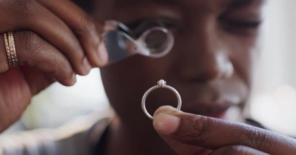 アフリカ系アメリカ人女性労働者はスローモーションでワークショップで虫眼鏡でリングを検査します ジュエリー 工芸品 中小企業 — ストック動画