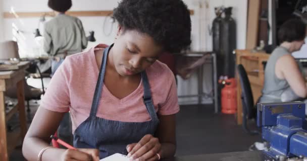 Απασχολημένη Αφροαμερικανή Εργάτρια Που Σχεδιάζει Κοσμήματα Στούντιο Κοσμημάτων Αργή Κίνηση — Αρχείο Βίντεο