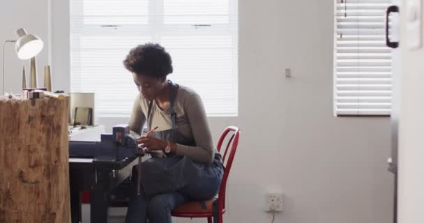 忙碌的非洲裔美国女工缓慢地在车间里设计珠宝 工艺和小型企业 — 图库视频影像