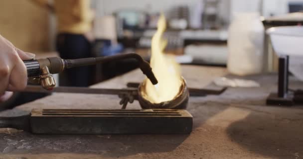 Ağır Çekimde Atölyede Kaynak Makinesiyle Metali Eritmeye Çalış Mücevher Zanaat — Stok video