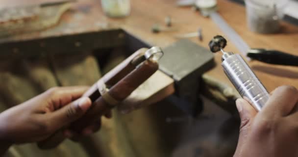 スローモーションでワークショップでハンドクラフトツールを使用してリングを形成する出産の女性労働者 ジュエリー 工芸品 中小企業 — ストック動画