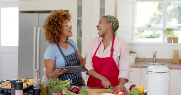 Szczęśliwy Różnorodne Lesbijki Para Pomocą Tabletu Gotowania Kuchni Zwolnionym Tempie — Wideo stockowe