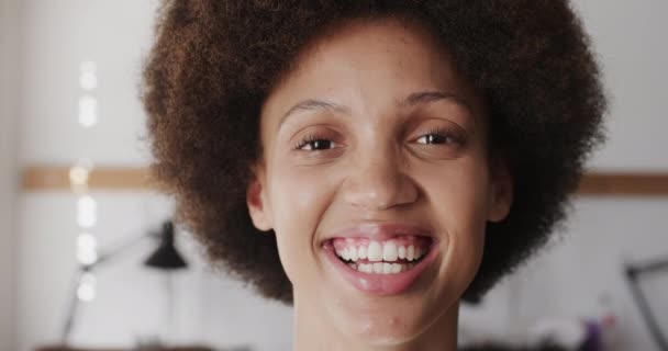 Portrait Travailleuse Biraciale Heureuse Dans Atelier Joaillerie Ralenti Bijoux Artisanat — Video