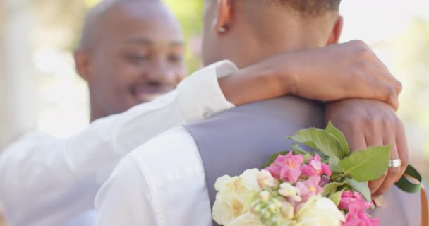 Glückliches Afrikanisch Amerikanisches Schwules Männerpaar Mit Blumen Der Hand Und — Stockvideo