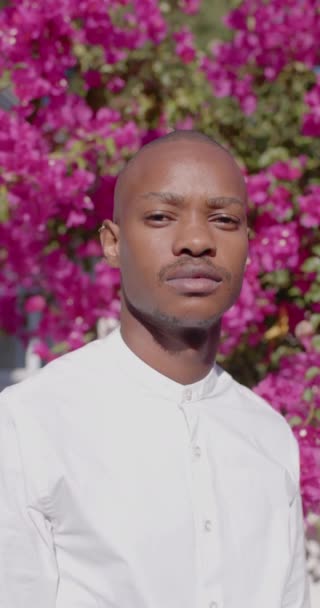 Vidéo Verticale Portrait Homme Afro Américain Heureux Regardant Caméra Souriant — Video