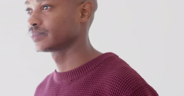 Mutlu Afro Amerikalı Adam Boyalı Igbt Gökkuşağı Bayrağıyla Kaldırıyor Ağır — Stok video