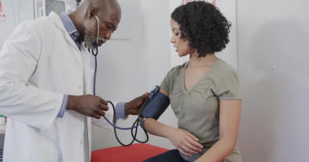 Diverse Männliche Ärzte Untersuchen Patientinnen Messen Blutdruck Zeitlupe Medizinisches Personal — Stockvideo