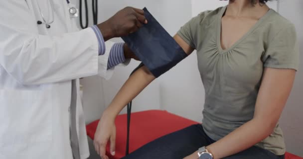 Zróżnicowany Lekarz Badający Pacjentkę Mierzący Ciśnienie Krwi Spowolniony Ruch Personel — Wideo stockowe