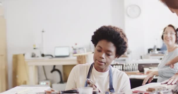 Bezig Diverse Vrouwelijke Werknemers Vormgeven Ring Met Handgemaakte Gereedschappen Studio — Stockvideo