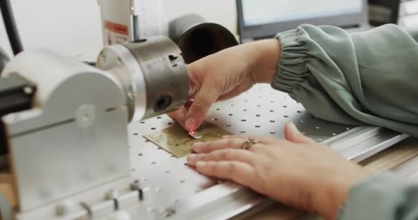 Kafkasyalı Kadın Işçiler Mücevherleri Yavaş Çekimde Taramak Için Makineyi Kullanıyorlar — Stok video