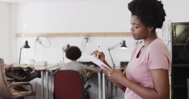 Portret Van Een Vrolijke Afrikaans Amerikaanse Werkneemster Een Atelier Slow — Stockvideo