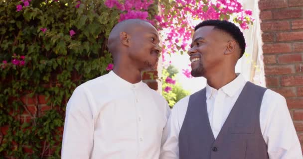 Portret Szczęśliwej Afrykańskiej Pary Gejów Ślubie Zwolnionym Tempie Dzień Ślubu — Wideo stockowe