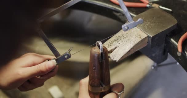 白人女工慢慢地在工作室里用锯子塑造珠宝 工艺和小型企业 — 图库视频影像