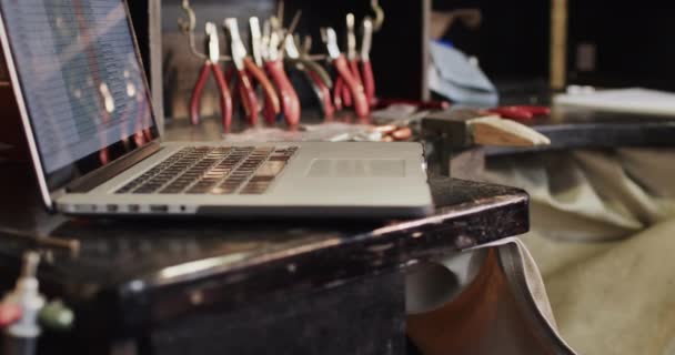 Stüdyoda Dizüstü Bilgisayar Sanatları Araçlarını Yavaş Çekimde Kapatın Mücevher Zanaat — Stok video